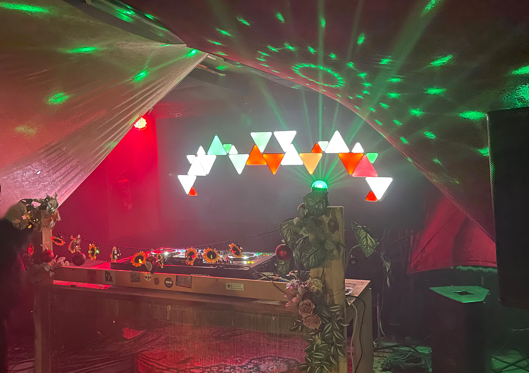 Beleuchtetes DJ-Pult im Tanzsaal mit leuchtender Deko